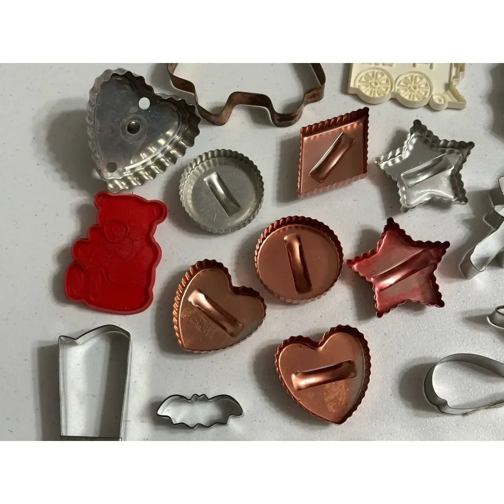 Vintage Cookie Cutter 36pc Lot Plastic Aluminum Mixed Shapes Snoopy Clifford‎